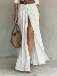 Robe longue blanche boutonnée avec fente, ceinture marron, manches 3/4