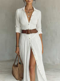 Robe longue blanche à col V boutonné, ceinture marron, jupe évasée