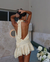 Mini-robe dos nu ivoire nouée au dos, bretelles croisées