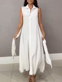 Robe midi blanche sans manches à col chemise, boutons devant, ceinture et pan large