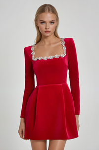 Robe courte rouge à encolure carrée ornée, manches longues, taille cintrée, jupe évasée