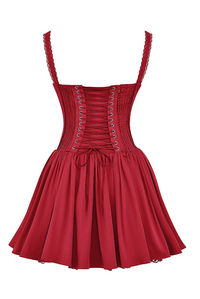 Robe courte sans manches rouge cerise, corset lacé et jupe évasée froncée