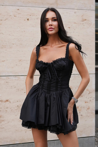 Robe courte sans manches noire, bretelles froncées et jupe courte en tulle froncé