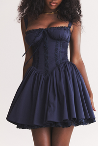 Robe courte sans manches marine, corset côtelé et jupe évasée froncée