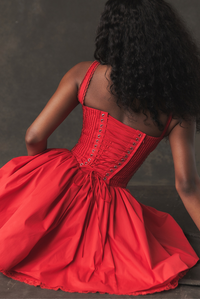 Robe courte sans manches rouge cerise dos nu, corset lacé et jupe froncée