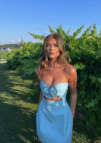 Robe courte bleu clair bustier, appliqué fleur rose en relief sur la poitrine