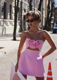 Robe courte lilas sans bretelles, fleur rose décorative sur le buste