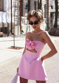 Robe courte lilas sans bretelles, fleur rose en relief au buste
