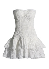 Robe courte bustier blanche avec finition texturée et jupe évasée à volants