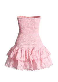 Robe courte bustier rose poudré vue de profil, bas évasé à volants