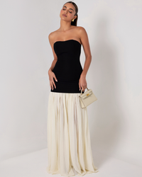 Robe longue bandeau noire avec jupe plissée ivoire, coupe près du corps