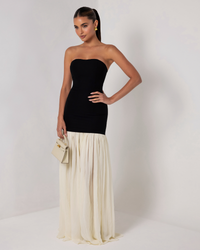 Robe longue bandeau noire, jupe plissée ivoire, longueur au sol