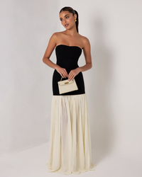 Robe longue intemporelle : buste noir et jupe plissée ivoire, coupe ajustée