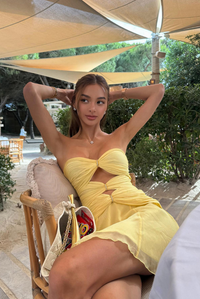 Robe courte jaune à bretelles torsadées et anneaux dorés, manches bouffantes