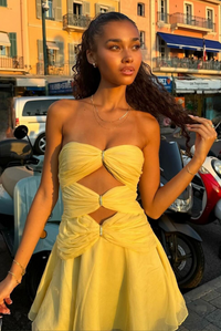 Robe courte jaune à buste froncé, anneaux dorés et fines bretelles