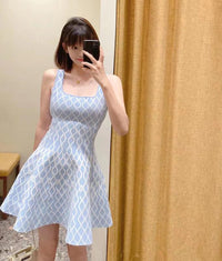 Robe courte en maille bleu ciel à motif, coupe évasée, bretelles fines, au-dessus du genou