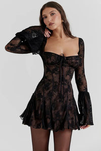 Robe courte noire transparente en dentelle, décolleté carré, manches évasées