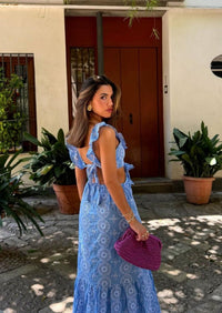 Robe longue bleue brodée à volants, dos avec lien noué, manches courtes volantées
