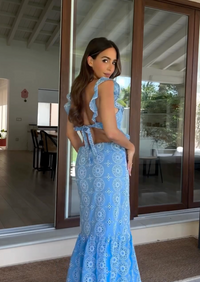 Robe longue bleue brodée à volants, encolure carrée avec volants et ourlet évasé