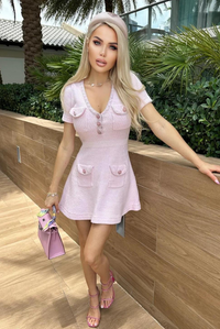Robe courte rose bébé à encolure V, manches courtes, boutonnage au buste et poches