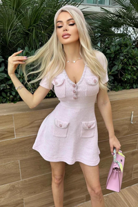 Robe courte rose bébé boutonnée, encolure V, poches décoratives sur le devant
