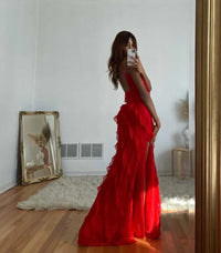 Robe longue rouge à volants, dos nu partiel, bretelles fines, coupe près du corps
