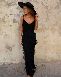 Robe longue noire à bretelles fines, volants superposés et coupe ajustée