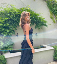 Robe longue noire à volants en cascade, bretelles fines, décolleté dégagé