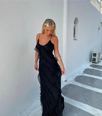 Robe longue noire à volants superposés, bretelles fines, coupe ajustée