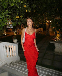 Robe longue rouge à fines bretelles et volants, décolleté en V, coupe ajustée