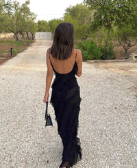 Robe longue noire, vue arrière dos nu et bretelles fines, volants en cascade