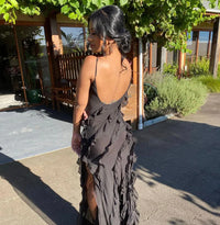 Robe longue sombre à fines bretelles, volants superposés et fente