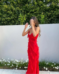 Robe longue rouge à volants et fines bretelles, décolleté en V, effet superposé
