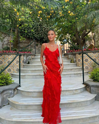 Robe longue rouge à volants échelonnés, fines bretelles, décolleté en V