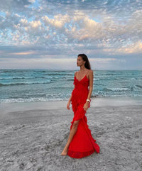 Robe longue rouge à volants, décolleté en V, bretelles fines, ourlet évasé