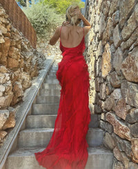 Robe longue rouge à dos nu, fines bretelles croisées, volants superposés