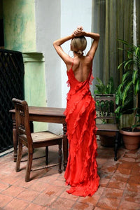 Robe longue rouge à dos nu, volants en couches, fines bretelles, dos dégagé