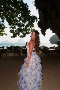 Robe longue bleue à fleurs, buste ajusté et volants évasés