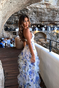 Robe longue bleue à fleurs, volants en couches, bretelles fines