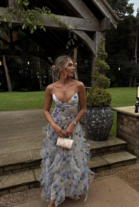 Robe longue bleue à fleurs, fines bretelles et jupe à volants superposés