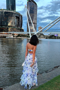 Robe longue bleue à fleurs, vue de dos, volants superposés et bretelles fines