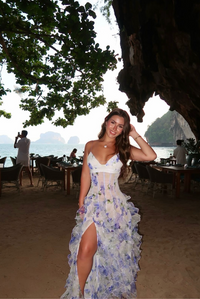 Robe longue bleue à fleurs, décolleté V et volants en étages avec fente