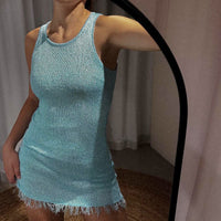 Mini-robe scintillante turquoise sans manches, encolure ronde, ourlet frangé