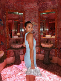 Mini-robe scintillante bleu clair à fines bretelles, vue de dos et franges
