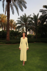 Robe longue jaune beurre en maille, col chemise, boutons devant et fente légère
