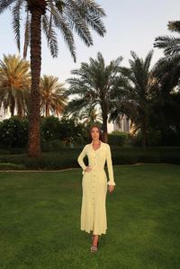 Robe longue maille jaune beurre, col chemise, boutons et ourlet plissé