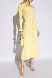Robe longue jaune beurre en maille, poches poitrine, boutons devant et manches longues