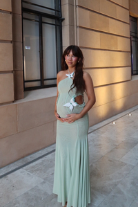 Robe longue coupe sirène vert lime, buste structuré et appliqués floraux, jupe évasée.