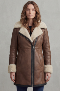 Manteau en cuir marron, fermeture zippée, col et bordures en peau lainée.