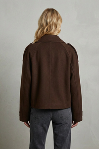 Veste courte croisée en laine marron, vue dos, couture centrale et boutons